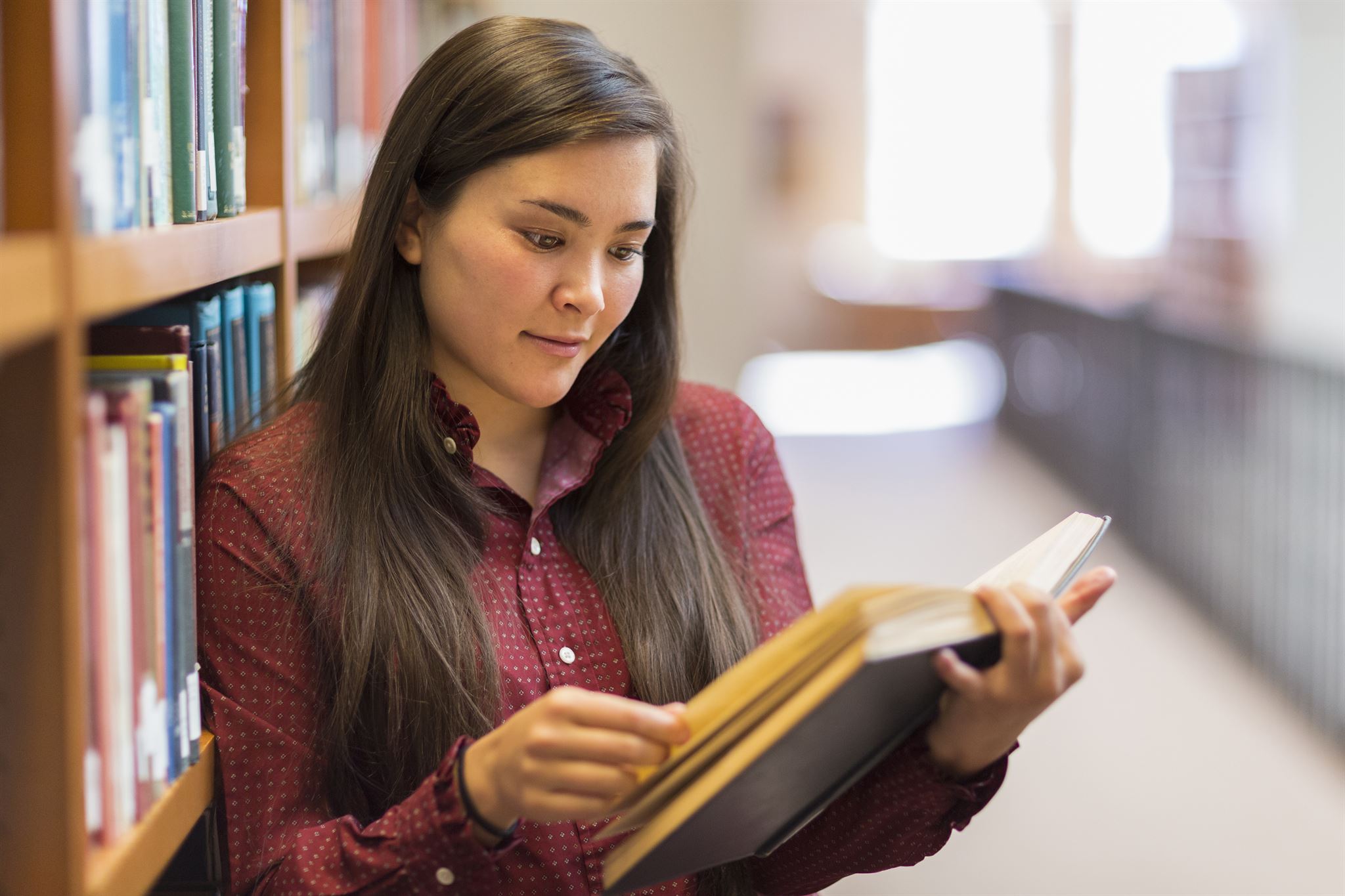 Student-reading-in-library